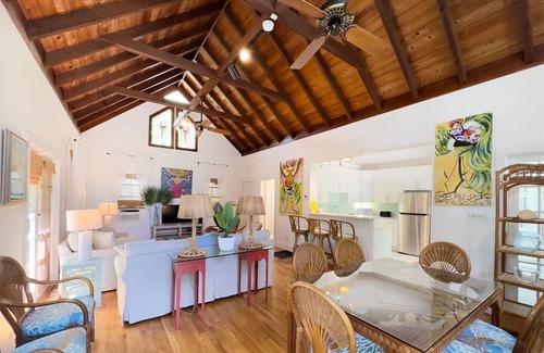 White Street Gallery District Maison | Amanda`s Garden Getaway 3 BR / 2 BA with shared large pool