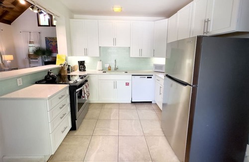 White Street Gallery District Maison | Amanda`s Garden Getaway 3 BR / 2 BA with shared large pool