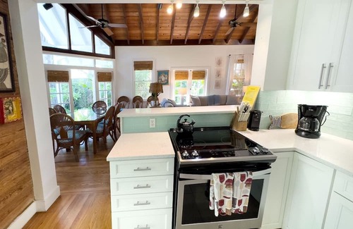 White Street Gallery District Maison | Amanda`s Garden Getaway 3 BR / 2 BA with shared large pool