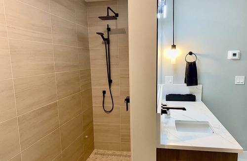 Vernon Maison | Middleton Mtn 1600 sq. ft on Park with hot tub