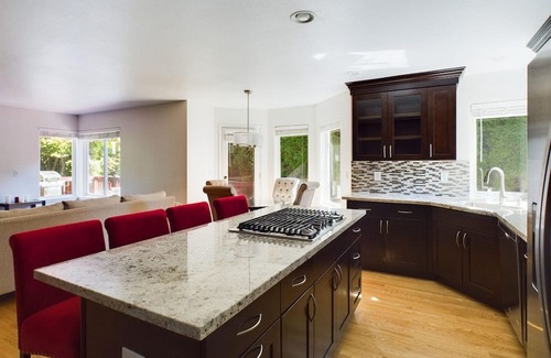 Kent Maison | Huge Kent 5BR w/ Free Parking & In-Unit Laundry, by Blueground