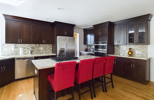Kent Maison | Huge Kent 5BR w/ Free Parking & In-Unit Laundry, by Blueground