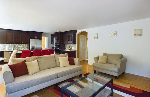 Kent Maison | Huge Kent 5BR w/ Free Parking & In-Unit Laundry, by Blueground