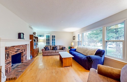 Centre Wellington Maison | Spacious retreat with pool, hot tub, firepit, & two living rooms