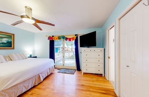 Centre Wellington Maison | Spacious retreat with pool, hot tub, firepit, & two living rooms