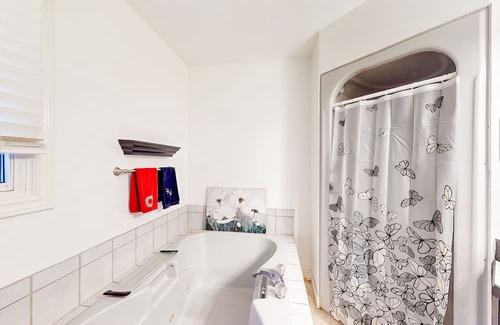 Centre Wellington Maison | Spacious retreat with pool, hot tub, firepit, & two living rooms