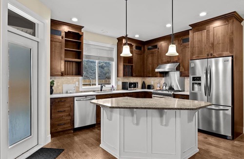 Kamloops Maison | King Bed, Spacious New House w/Private deck, Fast Wifi, FREE Parking