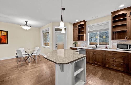 Kamloops Maison | King Bed, Spacious New House w/Private deck, Fast Wifi, FREE Parking