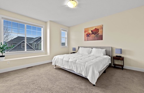 Kamloops Maison | King Bed, Spacious New House w/Private deck, Fast Wifi, FREE Parking