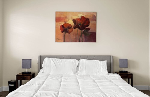 Kamloops Maison | King Bed, Spacious New House w/Private deck, Fast Wifi, FREE Parking