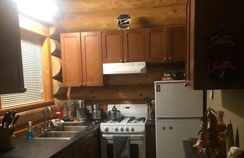 Sunshine Valley Cabine | Welcome to Serenity! A cozy log cabin in a beautiful area to relax & recharge.