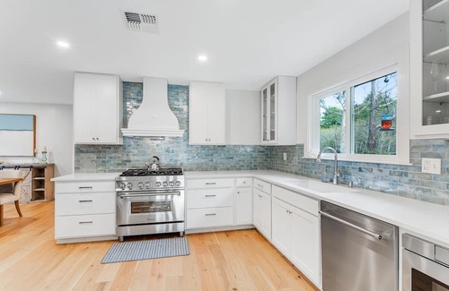 Cleone Maison | Charming house in private location near beach with fireplace & Starlink internet