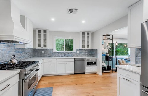 Cleone Maison | Charming house in private location near beach with fireplace & Starlink internet