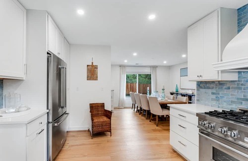 Cleone Maison | Charming house in private location near beach with fireplace & Starlink internet