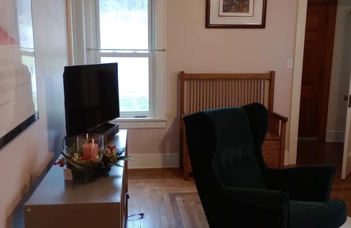 Honesdale Maison | Grove Cottage, near a small historic town, with summer and winter activities.