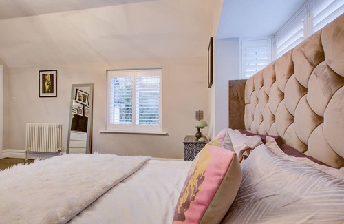 Chingford Maison | Chic 4-BR Home w/ Hot Tub & BBQ in Hornbeam Lane