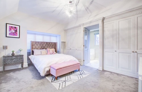 Chingford Maison | Chic 4-BR Home w/ Hot Tub & BBQ in Hornbeam Lane