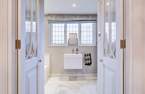 Chingford Maison | Chic 4-BR Home w/ Hot Tub & BBQ in Hornbeam Lane