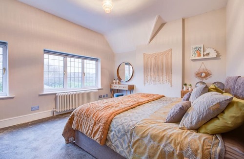 Chingford Maison | Chic 4-BR Home w/ Hot Tub & BBQ in Hornbeam Lane