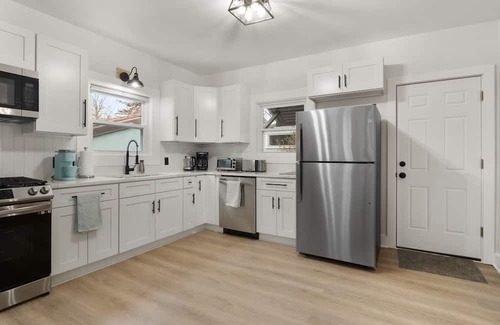 South Wedge Maison | Modern 4 BR/2 Bath House near University of Rochester