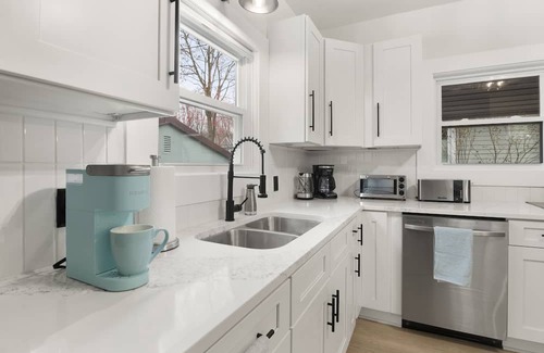 South Wedge Maison | Modern 4 BR/2 Bath House near University of Rochester