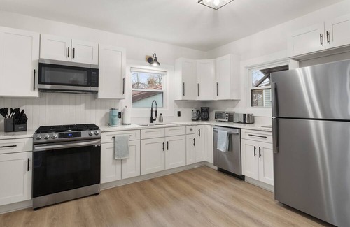 South Wedge Maison | Modern 4 BR/2 Bath House near University of Rochester