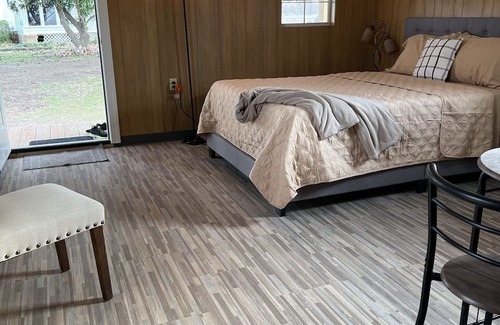 Lake Providence Appartement | The Bernice Beehive Cabin Cozy Cabin at Vieux Carre’ Home and Cabins Grounds