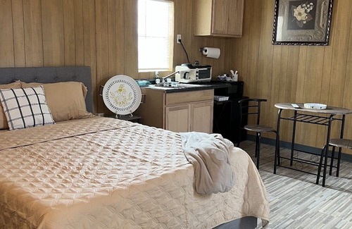 Lake Providence Appartement | The Bernice Beehive Cabin Cozy Cabin at Vieux Carre’ Home and Cabins Grounds