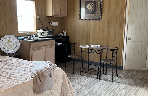 Lake Providence Appartement | The Bernice Beehive Cabin Cozy Cabin at Vieux Carre’ Home and Cabins Grounds