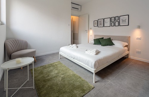 Villa San Giovanni Appartement | [1 min walk from Metro M1] The Modern Suites