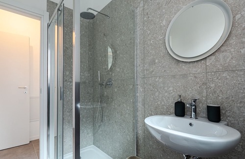 Villa San Giovanni Appartement | [1 min walk from Metro M1] The Modern Suites
