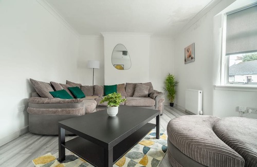 Bailleston Maison | Snug Modern Home in Eastern Glasgow