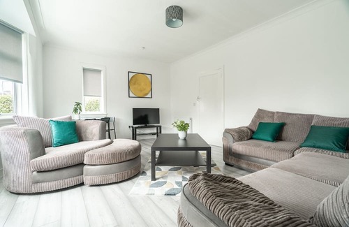 Bailleston Maison | Snug Modern Home in Eastern Glasgow