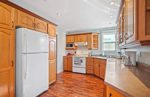Paradise Maison | Peaceful Paradise -3 BDRM with beautiful Sunroom