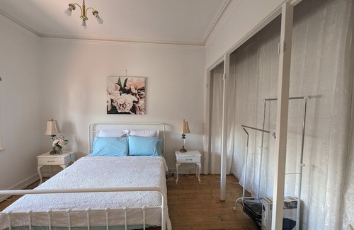 Essendon North Maison | Essendon Dreams. 10 min to Airport, Near shops, food, transport. Pet friendly