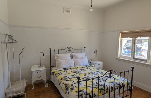 Essendon North Maison | Essendon Dreams. 10 min to Airport, Near shops, food, transport. Pet friendly
