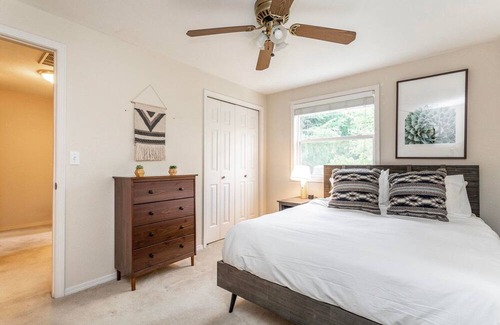 Covington Maison | Sleek Kent 3BR w/ Patio & Garage, nr Botanical Garden, by Blueground