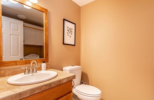 Covington Maison | Sleek Kent 3BR w/ Patio & Garage, nr Botanical Garden, by Blueground