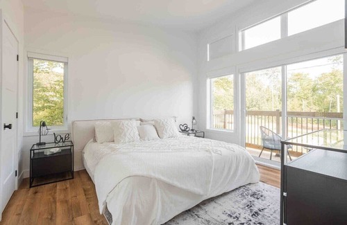 Saint-Gabriel-de-Brandon Maison | Huge modern chalet with spa and lake access