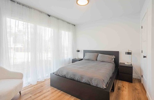 Saint-Gabriel-de-Brandon Maison | Huge modern chalet with spa and lake access