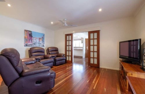 Walkervale Maison | Your House at Southside Central, Big home, Pet friendly, close to everything!