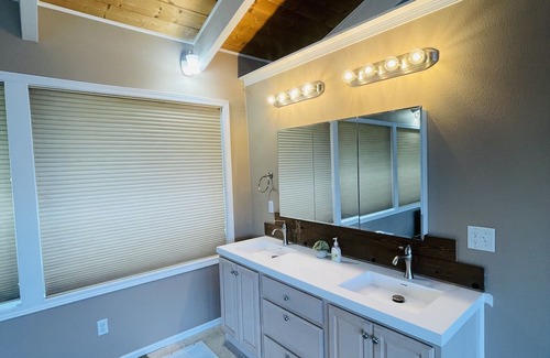 Bonney Lake Maison | Lake Tapps Events House on the Bankers Island with Dock and Boat Launch