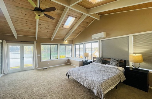Bonney Lake Maison | Lake Tapps Events House on the Bankers Island with Dock and Boat Launch