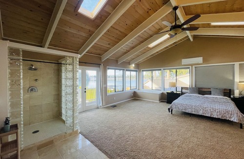 Bonney Lake Maison | Lake Tapps Events House on the Bankers Island with Dock and Boat Launch