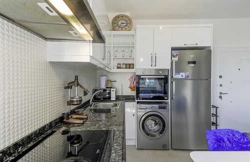 Seki Appartement | Residence w Balcony and Shared Pool 7 min to Coast