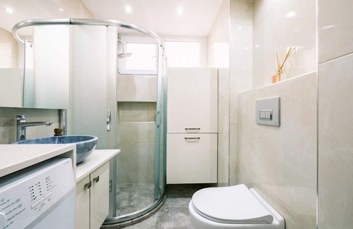 Besiktas Appartement | Chic Flat w Closed Balcony 10 min to Bebek Shore