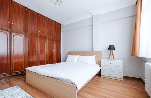Moda Appartement | Flat w Balcony 3 min to Moda, 7 min to Bull Statue