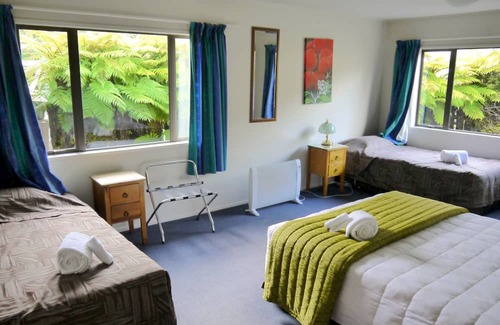 Franz Josef Glacier Maison | Central & Relaxing, park up and enjoy rainforest views.