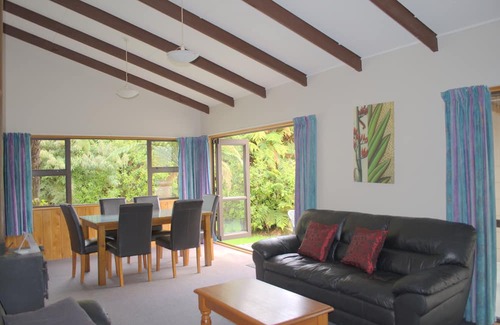 Franz Josef Glacier Maison | Central & Relaxing, park up and enjoy rainforest views.