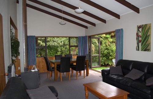Franz Josef Glacier Maison | Central & Relaxing, park up and enjoy rainforest views.